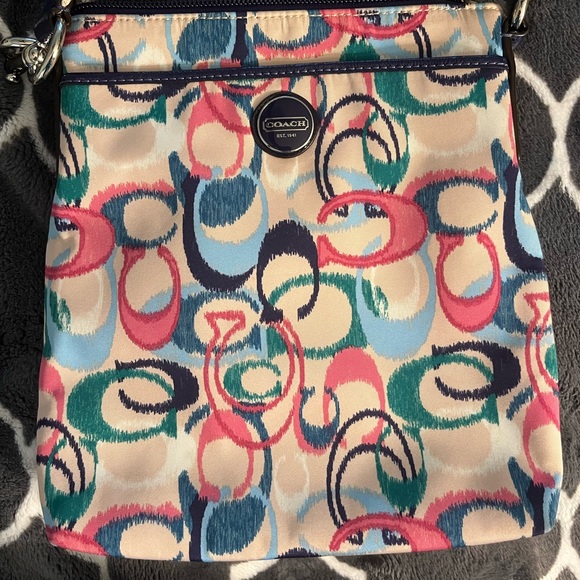 Perfect condition coach purse. Perfect add on to any outfit. Price is negotiable - Picture 2 of 3